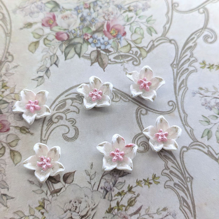 Decorative flower appliqués Bowlift