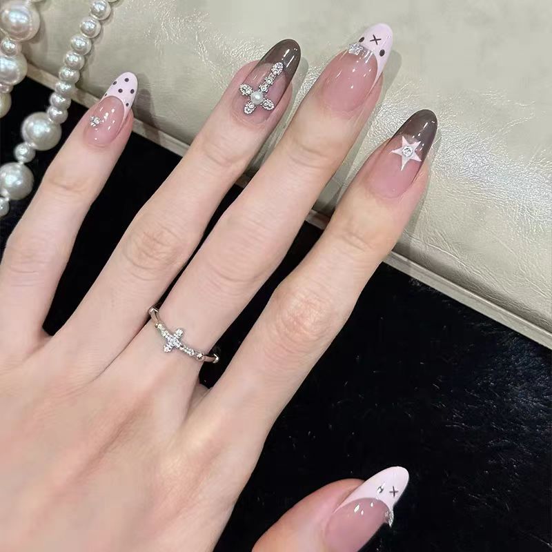 Decorative Stiletto Press-On Nails Bowlift