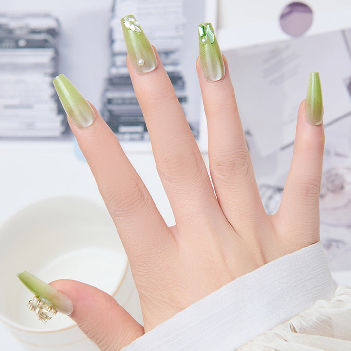 Artificial nails with butterfly accents and glitter details Bowlift