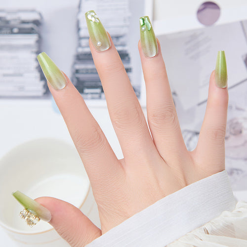 Artificial nails with butterfly accents and glitter details Bowlift