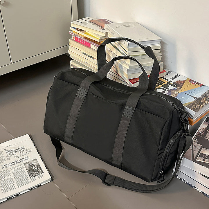 Sporty travel bag with reinforced carrying system and secure interior Bowlift