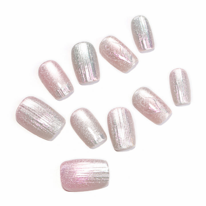 Artificial nail art in shimmering design Bowlift