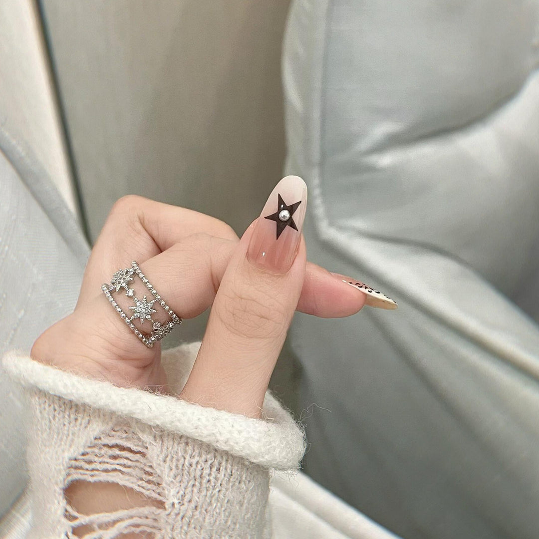 Artificial Nail Design with Festive Star Motif Bowlift