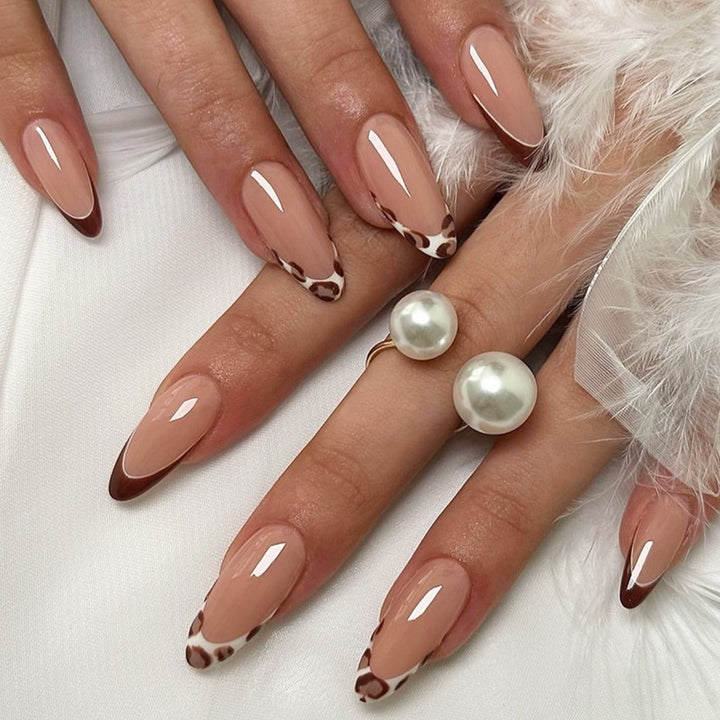Nail art set with leopard pattern and glitter embellishments Bowlift