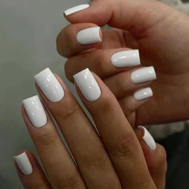 Artificial nail set with elegant high-gloss finish Bowlift
