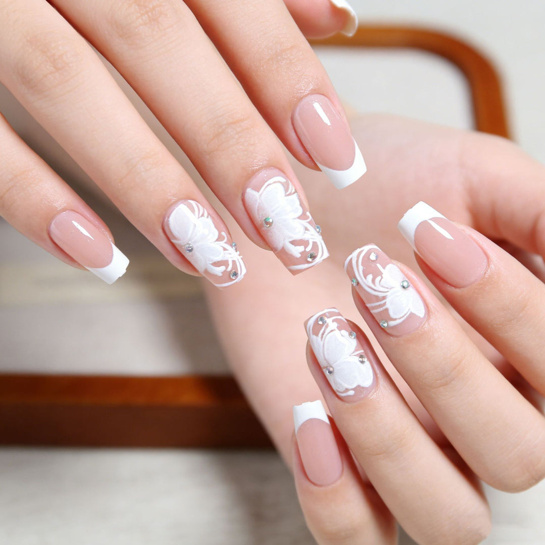 Artificial nails with floral embellishments and glitter details Bowlift