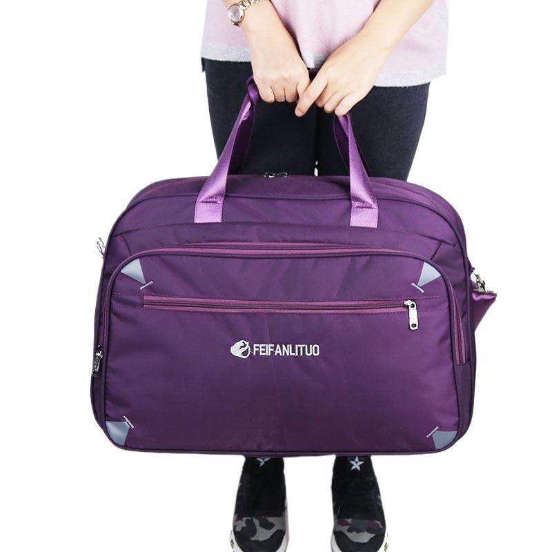 Sports bag with versatile storage space and durable outer material Bowlift