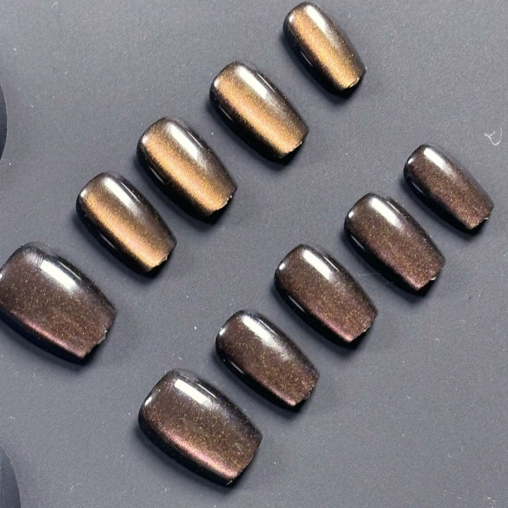 Artificial nails with shimmering metallic finish Bowlift
