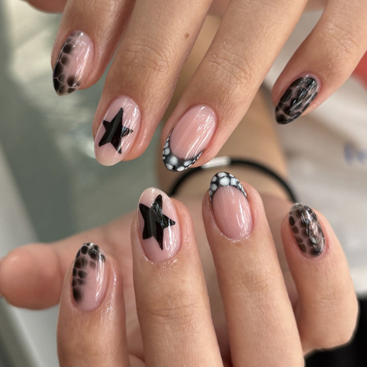 Creative nail art with shimmering star motifs Bowlift