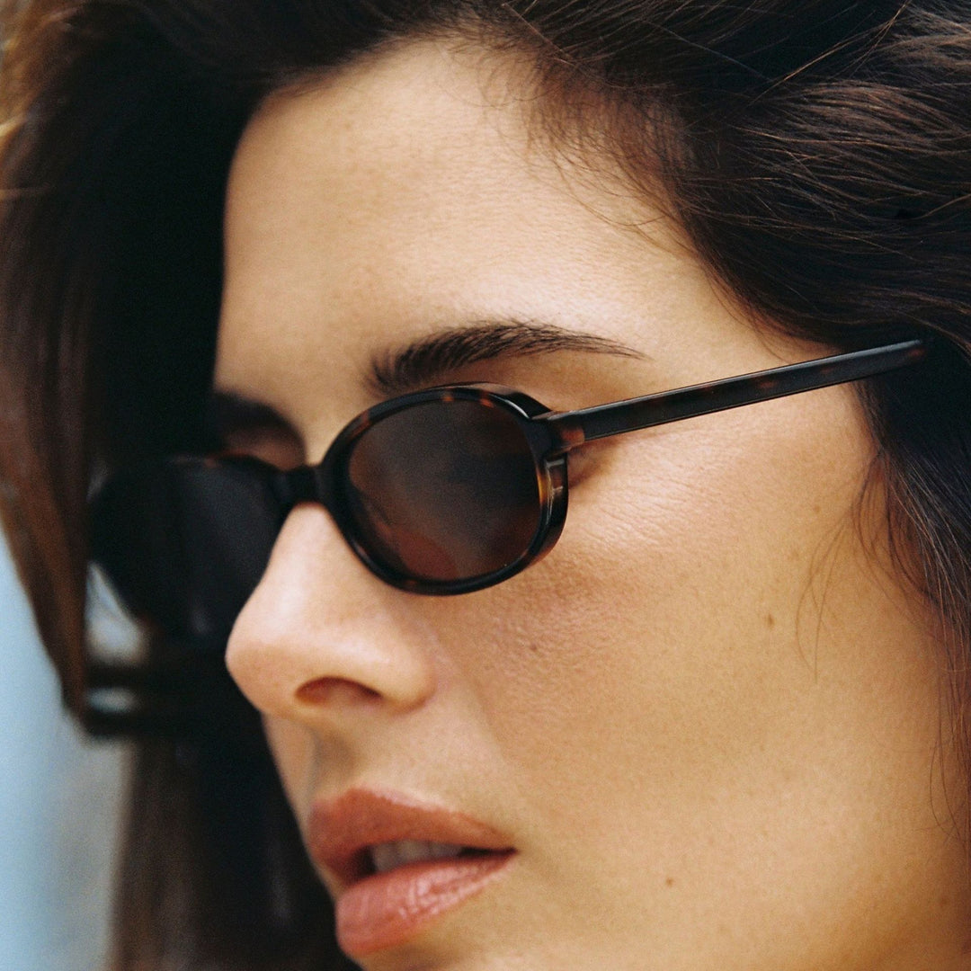 Ladies fashionable sunglasses in elegant tortoiseshell design Bowlift