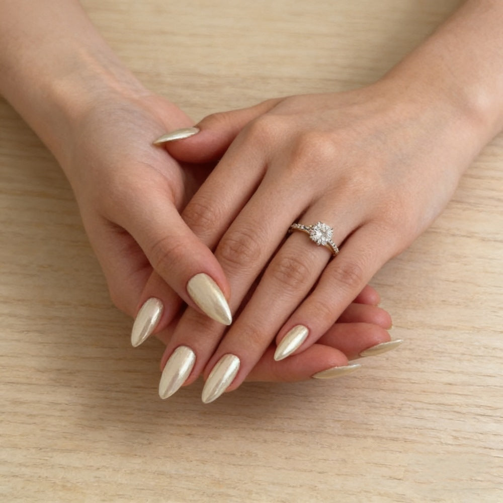 Elegant Artificial Nails in Shimmering Metallic Look Bowlift