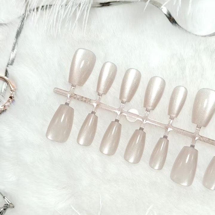 Artificial Nails in Elegant Nude Look Bowlift