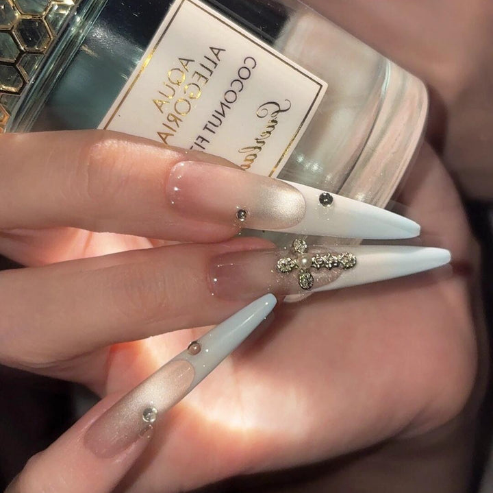Artificial nails with luxurious sparkling rhinestone details Bowlift