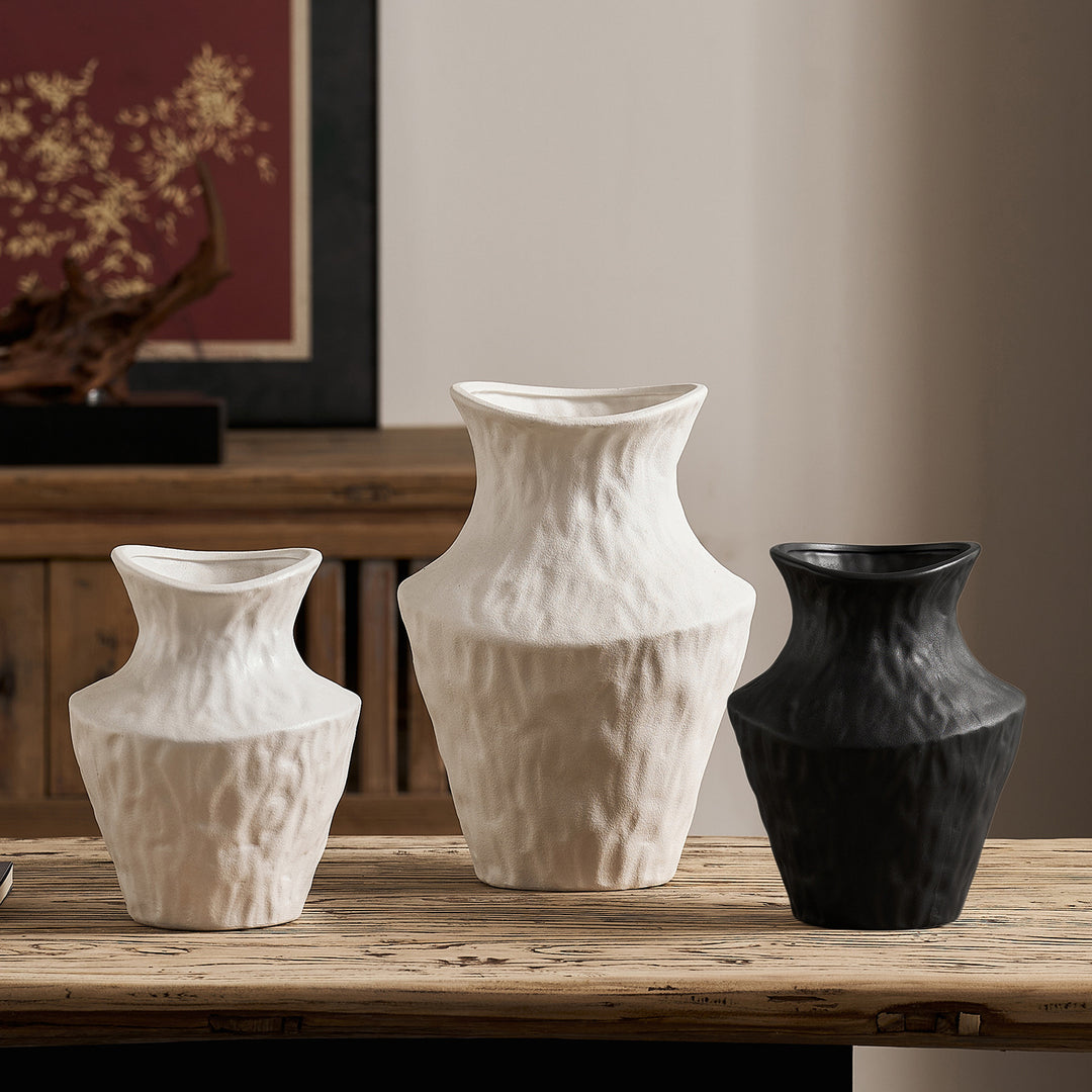 Curved ceramic vase Bowlift