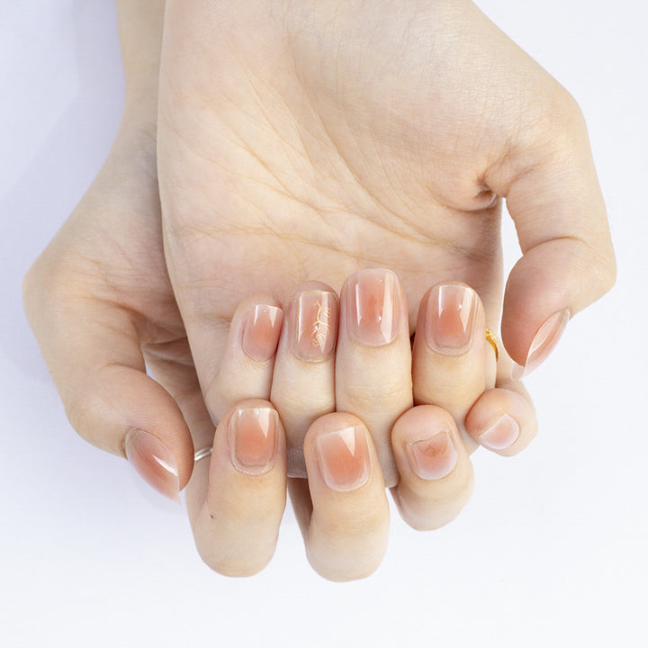 Artificial nails with elegant single gold accent Bowlift