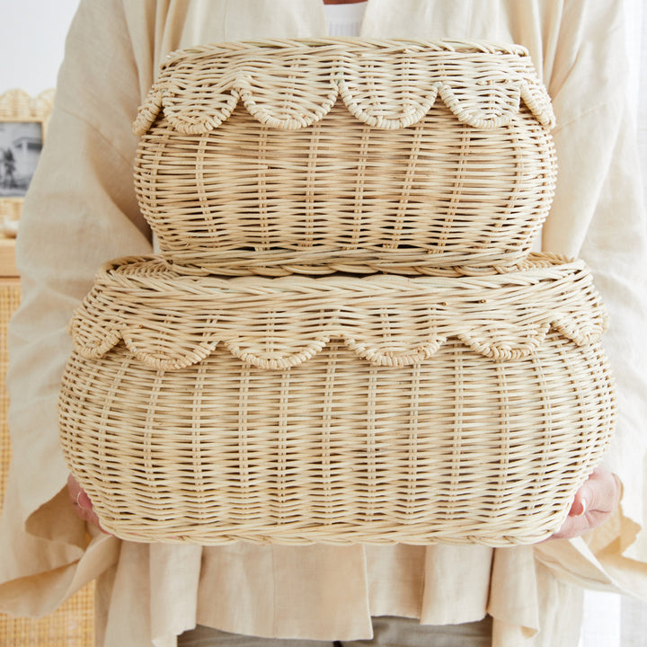 Wall basket in elegant shell design Bowlift