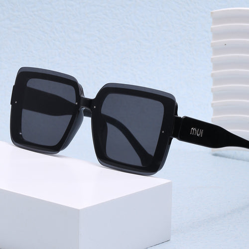 Women's oversized sunglasses in urban design Bowlift