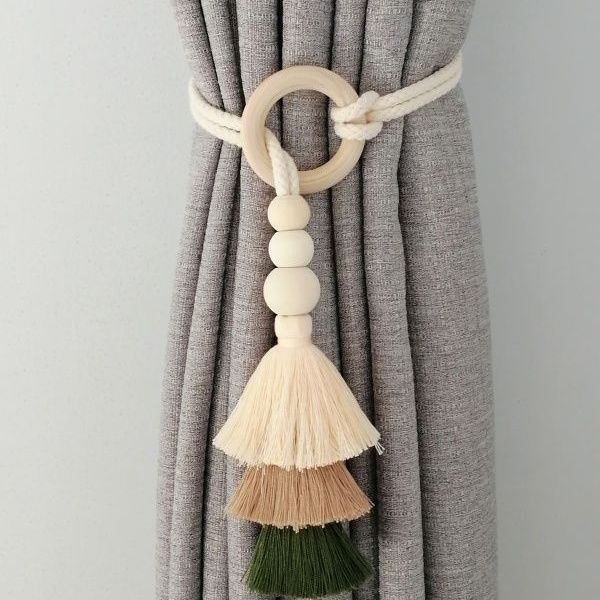 Decorative curtain holder with tassels Bowlift