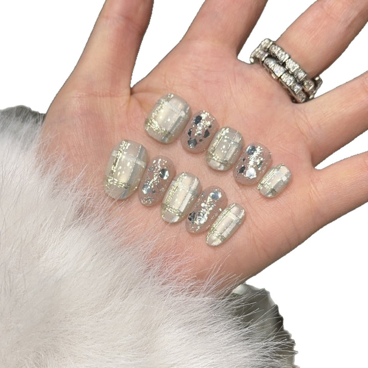 Glamorous artificial nail tips with metallic detail Bowlift