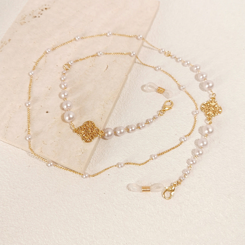 Sparkling glasses holder chain with pearls and floral pendants Bowlift