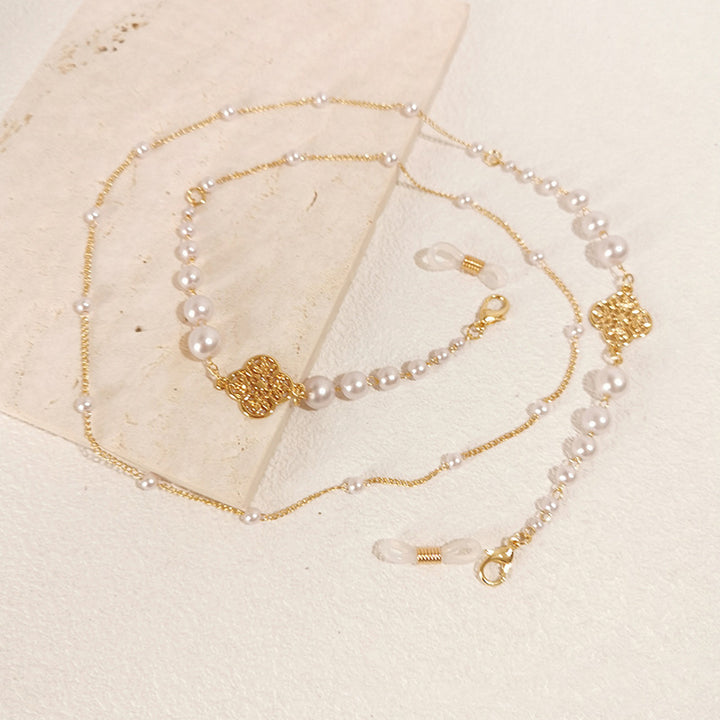 Sparkling glasses holder chain with pearls and floral pendants Bowlift