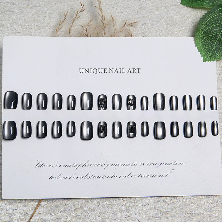 Artificial nails with trendy metallic design Bowlift