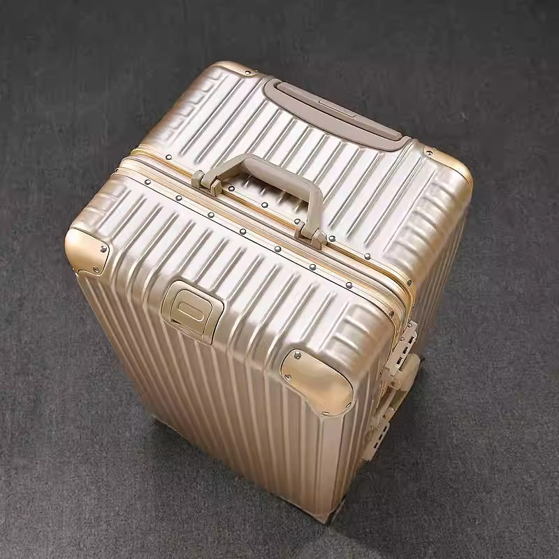 Sturdy Hardshell Spinner Suitcase