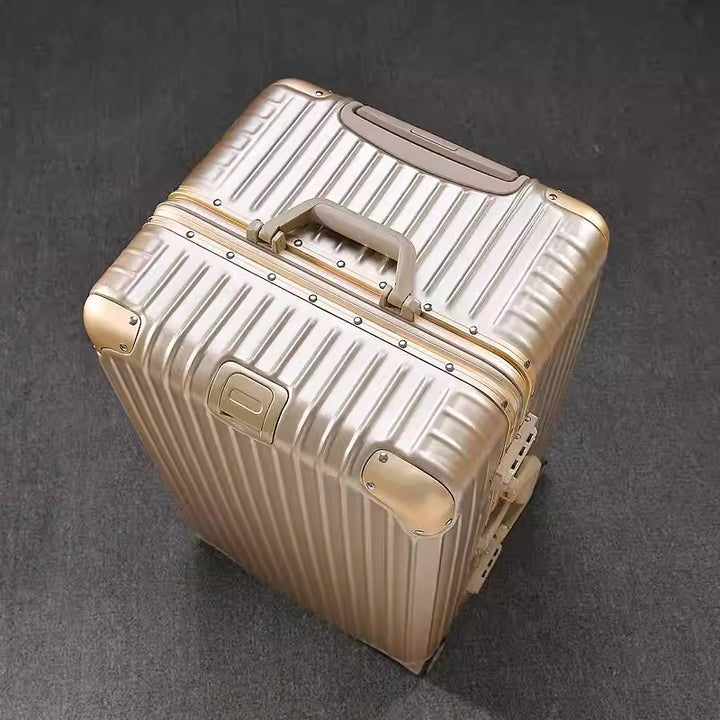 Sturdy Hardshell Spinner Suitcase