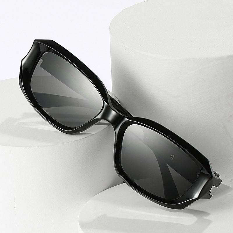 Retro-Inspired Angular Sunglasses with Unique Decorative Details Bowlift