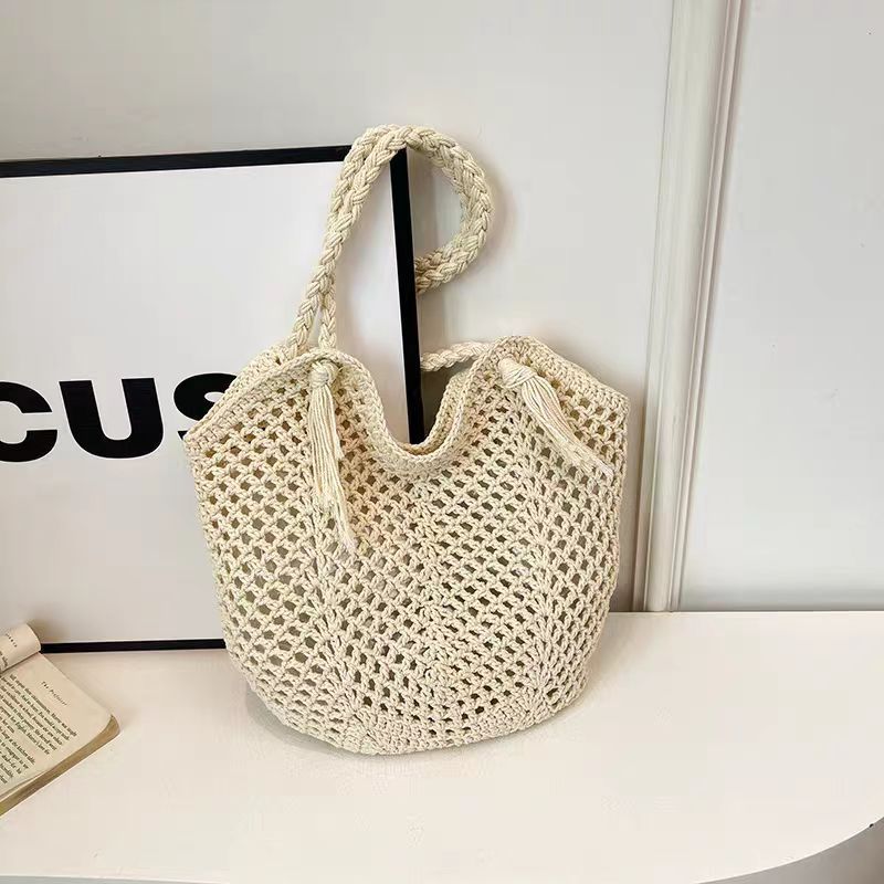 Handcrafted straw bag with tassels Bowlift