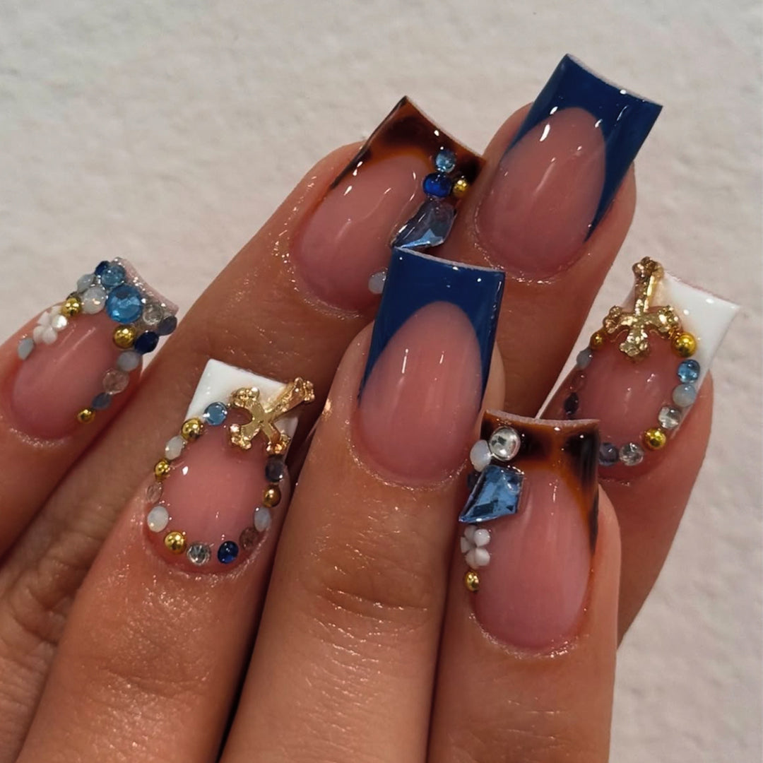 Artful fingernails with elegant embellishments Bowlift