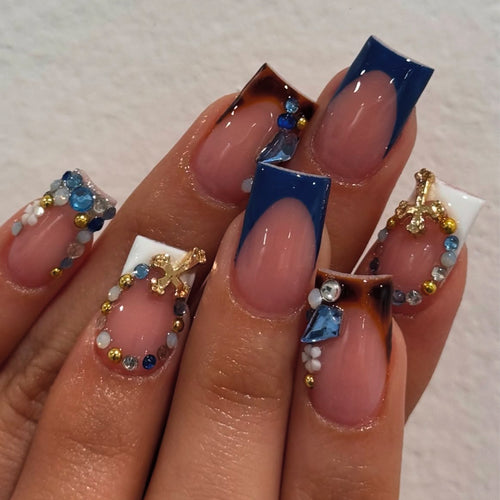 Artful fingernails with elegant embellishments Bowlift