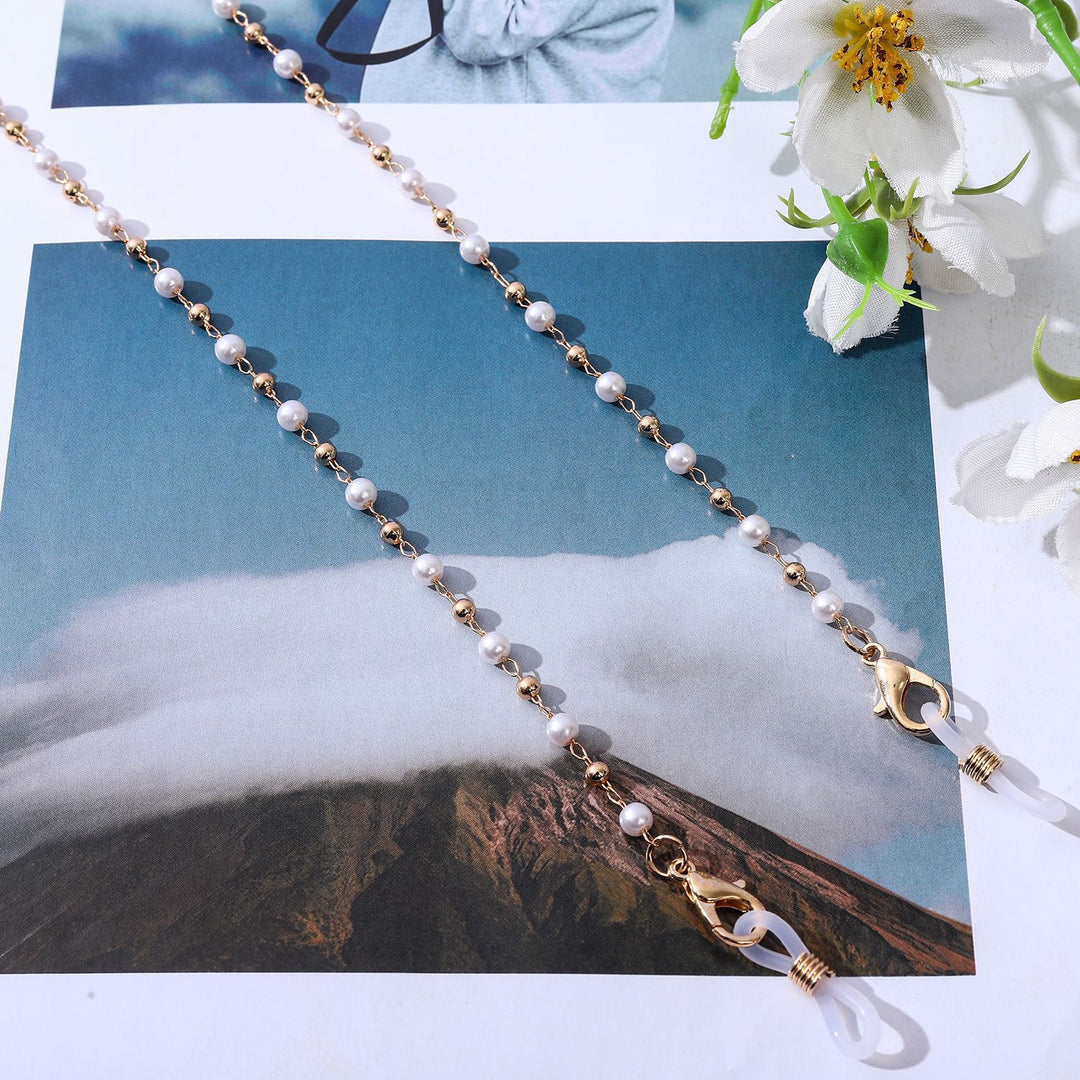 Jewelry necklace with elegant pearls and golden accents Bowlift