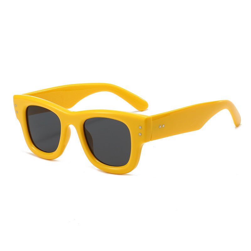 Retro-Influenced Bold Frame Sunglasses Bowlift