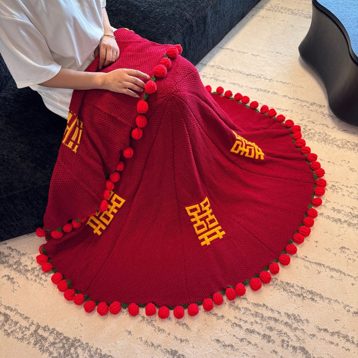 Cozy blanket with trendy pom-pom border Bowlift