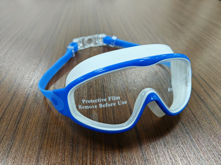 Diving mask with wide field of view and magnet holder Bowlift
