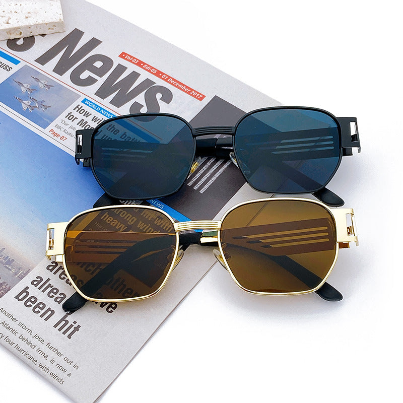 Stylish Oversized Sunglasses in Modern Metal Design Bowlift