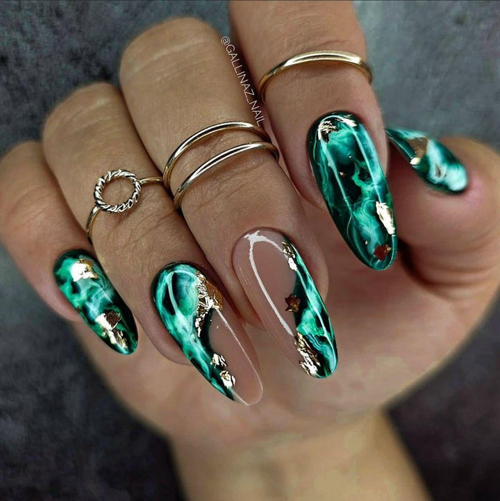 Artificial nails in luxurious marble and gold design Bowlift