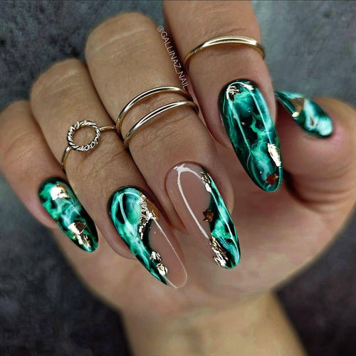 Artificial nails in luxurious marble and gold design Bowlift