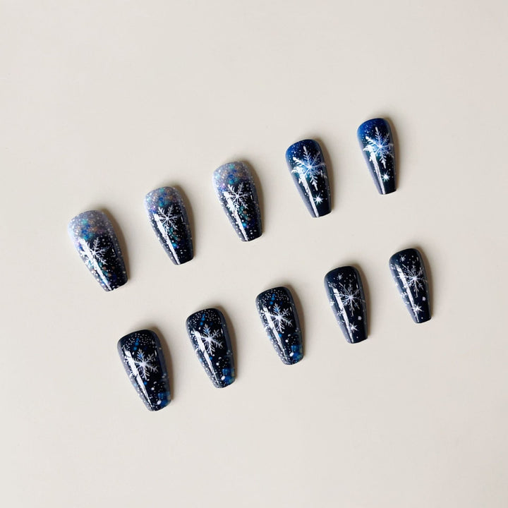 Nail art set with sparkling snowflakes and glitter accents Bowlift