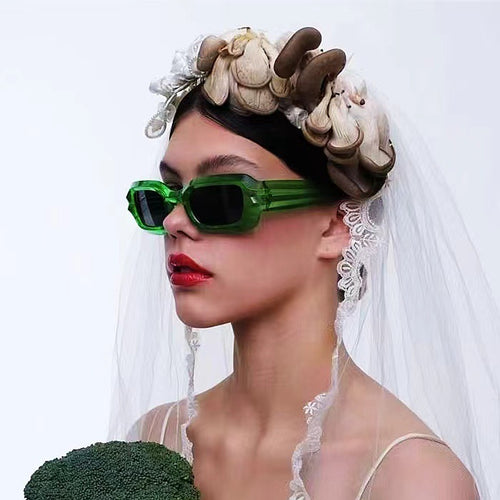Women's fashionable sunglasses in contemporary design Bowlift