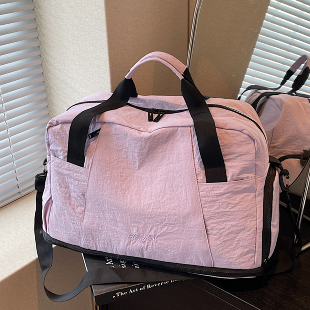 Sporty travel bag with innovative storage Bowlift