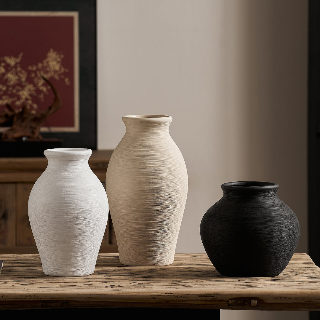 Elegant ceramic vase with textured design Bowlift