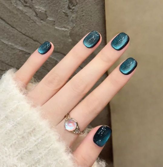 Artificial nails with elegant ombre effect and glitter coating Bowlift