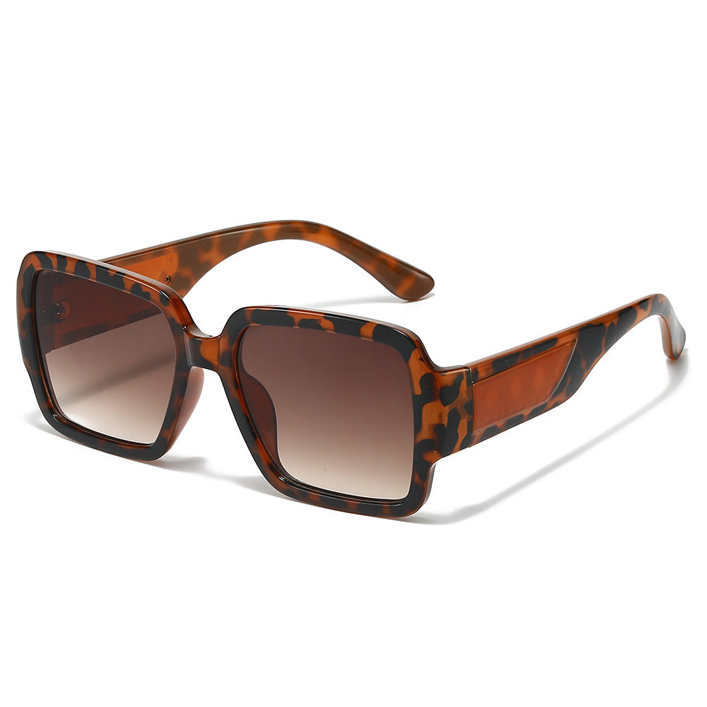 Wide-Brim Retro-Inspired Sunglasses Bowlift