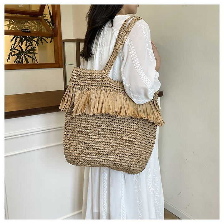 Straw bag with fringes and modern details Bowlift