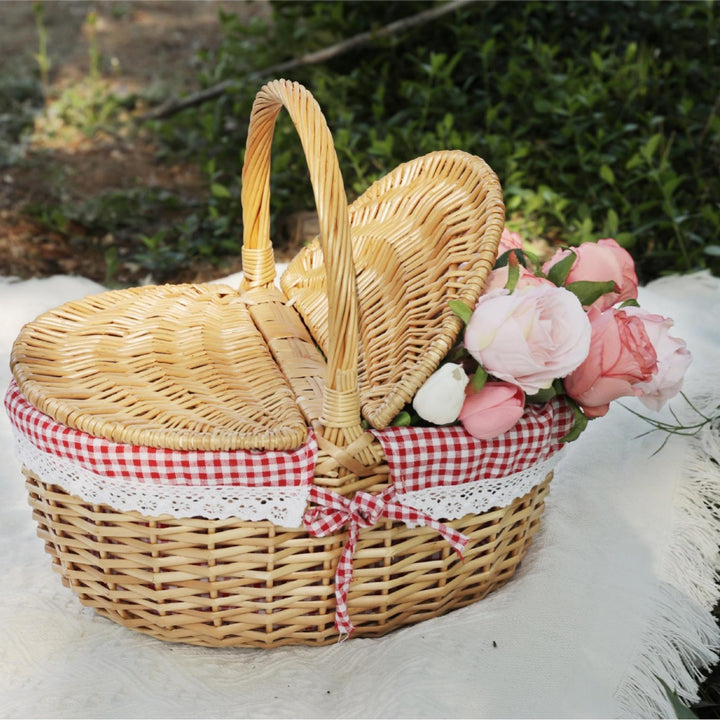 Women's basket with romantic check pattern and decorative lace insert Bowlift