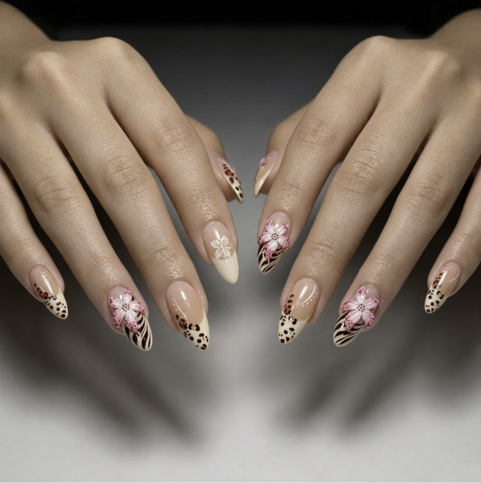 Artificial nails with floral design and elegant lace look Bowlift