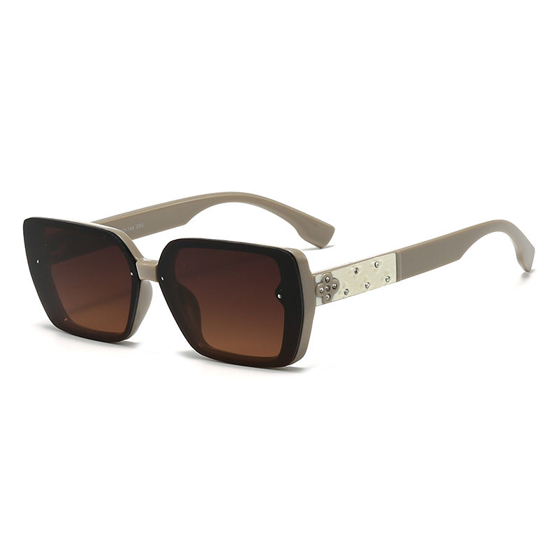 Ladies sunglasses with extravagant jewelry details Bowlift