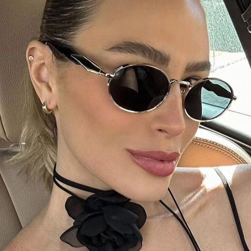 Women's fashionable sunglasses in elegant oval design with trendy accents Bowlift